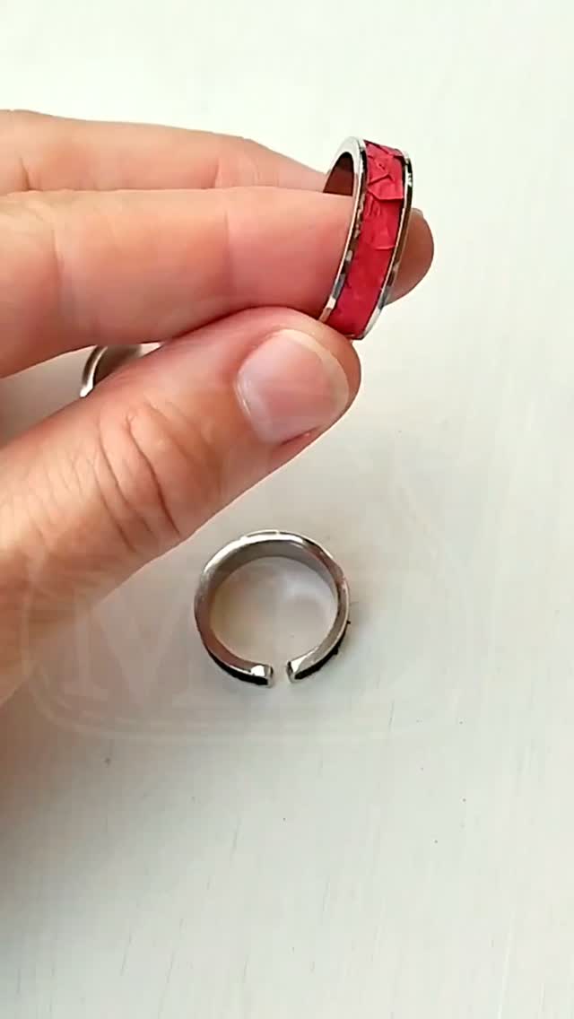 Vacuno?
Cabra?

No y tampoco

Quizás eso era 1 poco evidente

Quedamos en que hoy te contaba qué piel he usado en esta ocasión para los anillos

Pista: 🐟

Es piel de salmón

Tuvo escamas

Ahora mantiene ese dibujo geométrico característico

Es una piel muy fina y curiosamente, muy resistente

Si quieres ver más artículos de esta piel, cuéntamelo

@ACME1BOLSOS
Bolsos en piel hechos a mano por mí, para ti, bella

No es para hoy
Es para que lo tengas en mente cuando lo necesites

Y me envíes 1 mensaje
aupa@acme1bolsos.com 

#ACME1_AnilloAceroYPiel
#ACME1BOLSOSyMAS
#HechoParaTiBella
#allí_express__aquí_slow